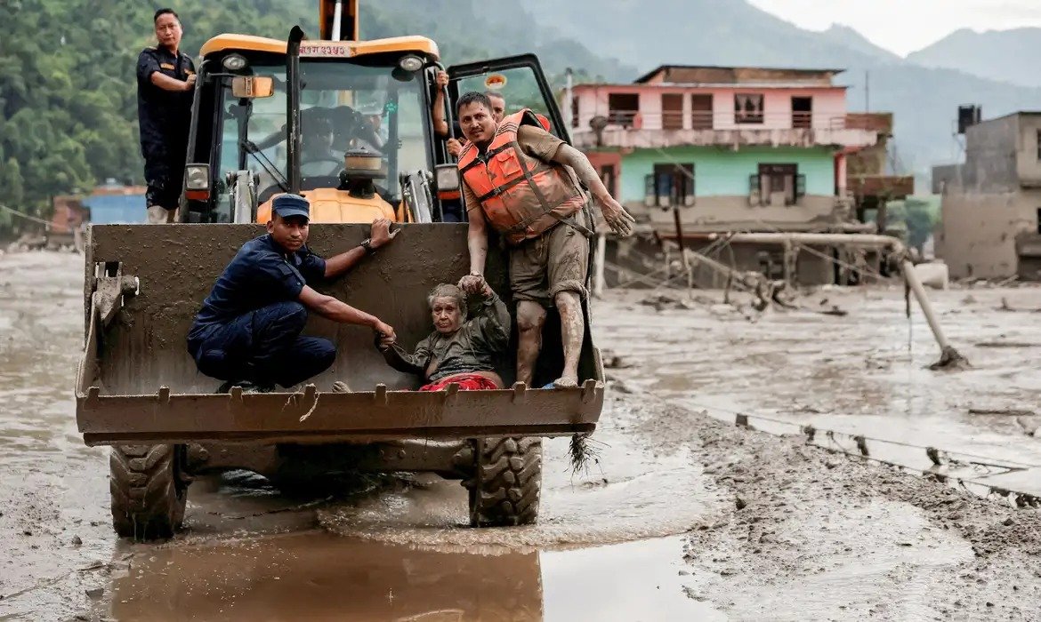 Região do Nepal próxima ao Tibete sofre com cheias