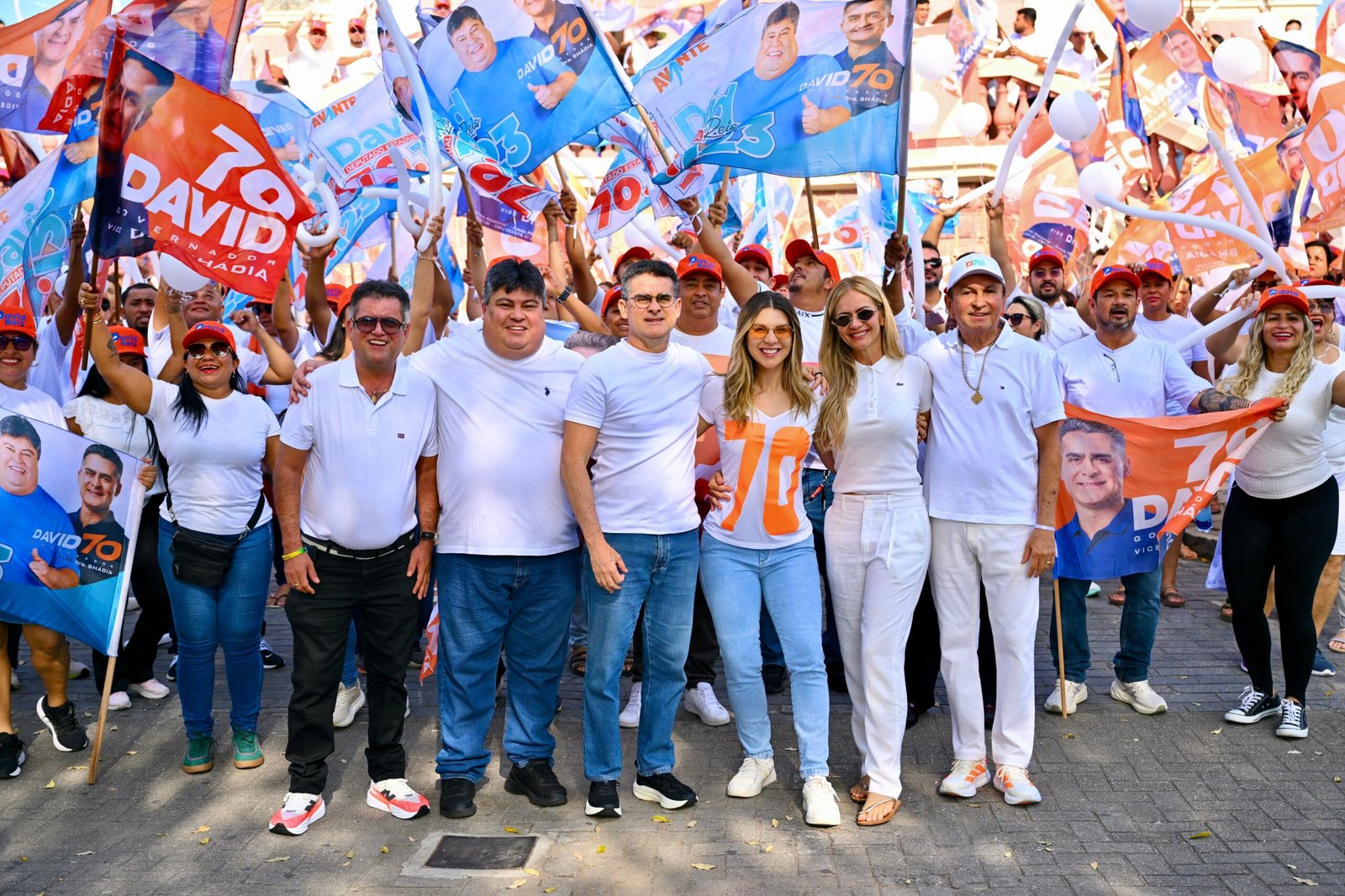 Ato de David Almeida termina com balões brancos em Manaus