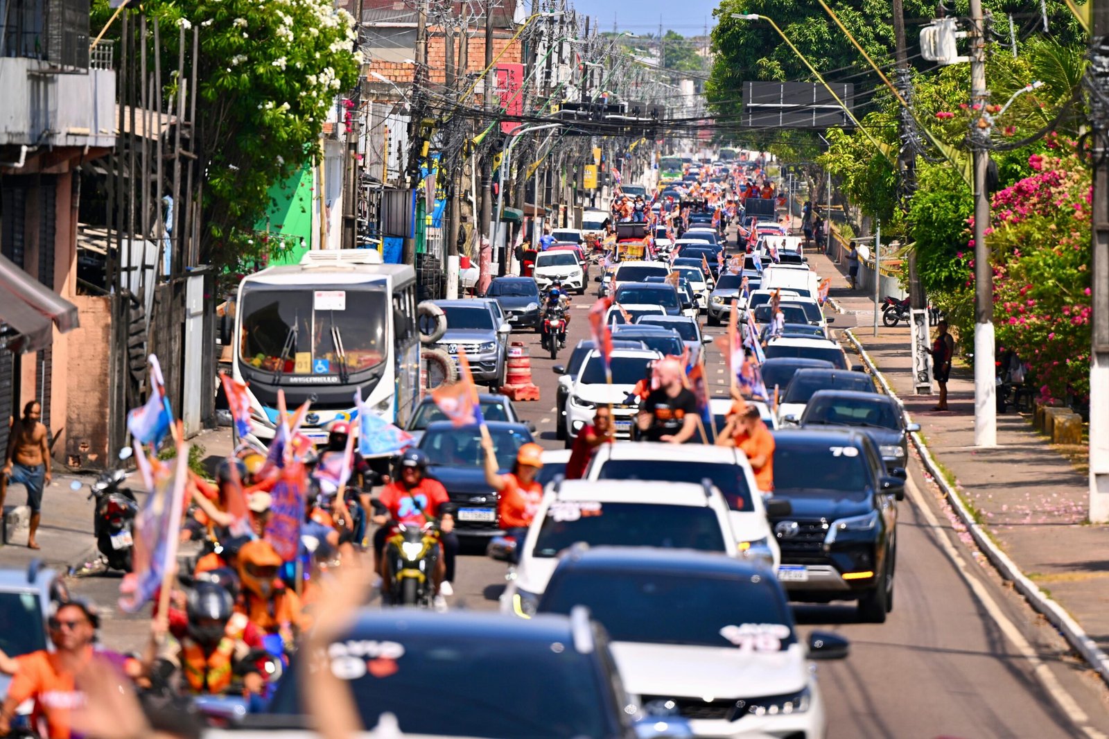 David Almeida e candidatos da coligação participam de carreata em Manaus