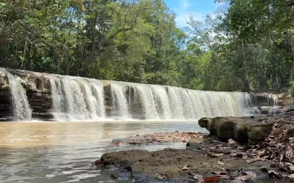 Cachoeira Natal volta a ter água cristalina após episódio de turbidez no AM