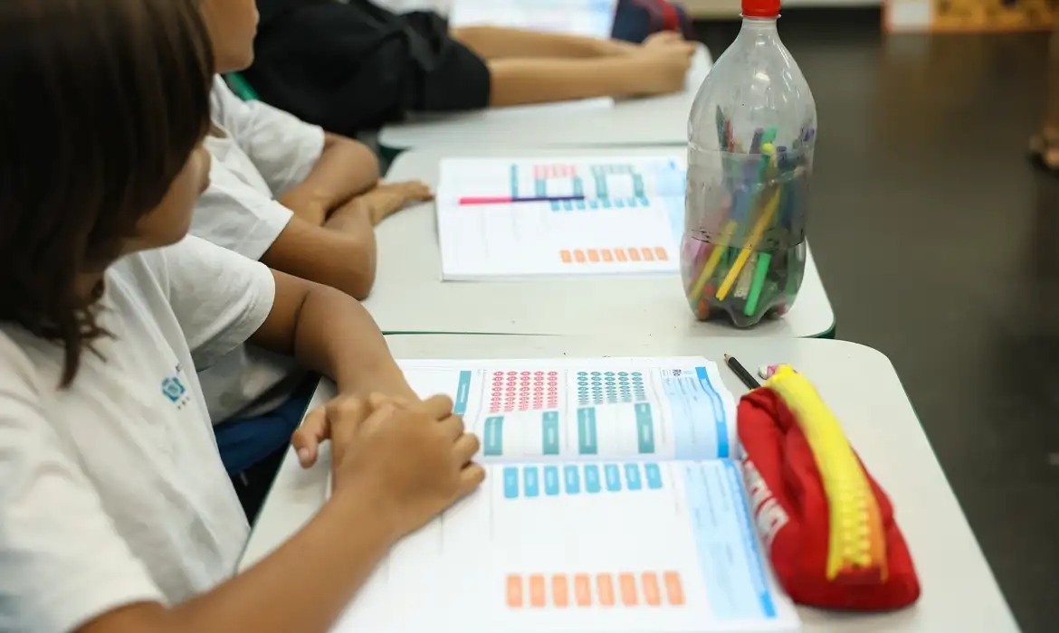 Pibid prevê bolsas para estudantes e professores supervisores