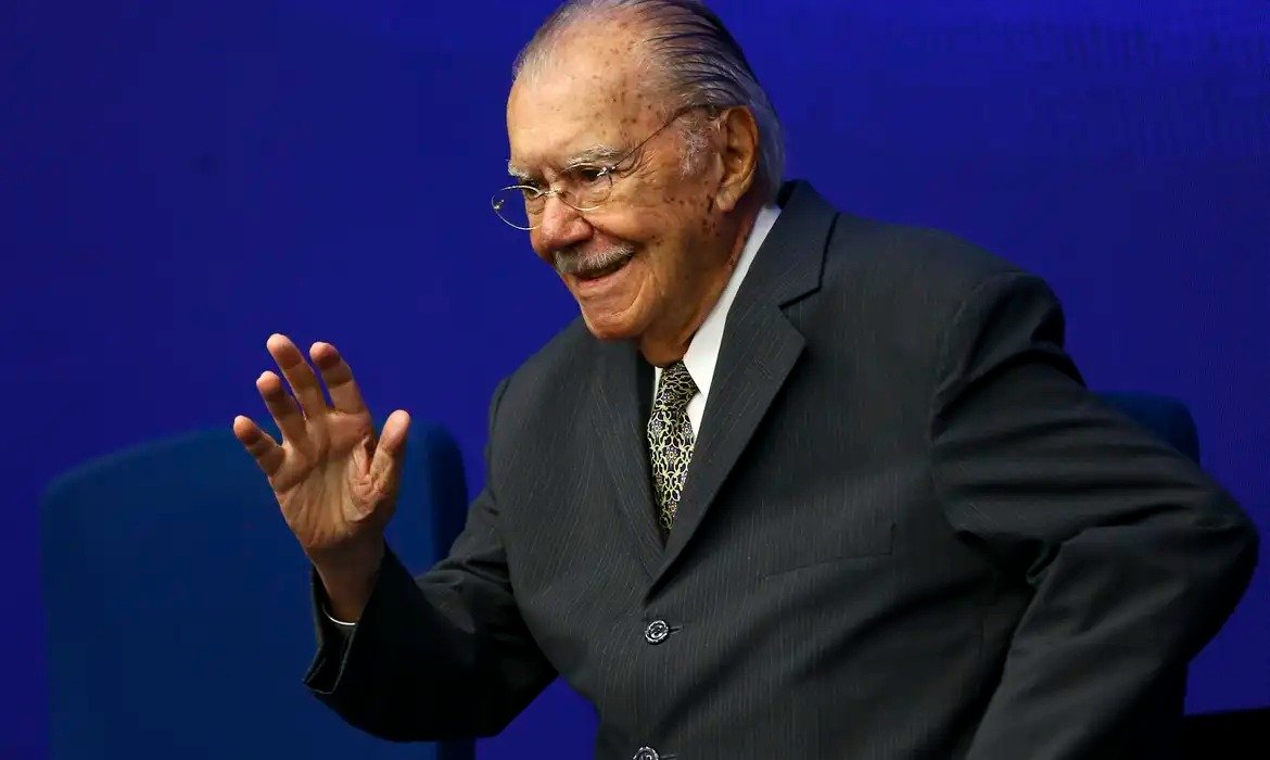 José Sarney segue tratamento de pneumonia em São Paulo