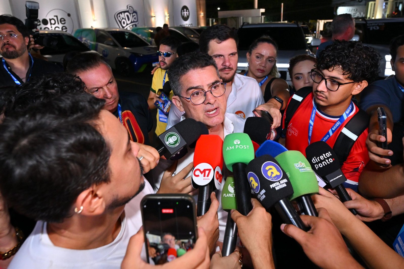 Shádia Fraxe acompanha David Almeida em chegada para debate da TV A Crítica