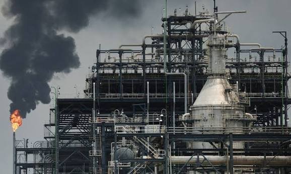 Transferência clandestina de petróleo é investigada após mortes na Nigéria