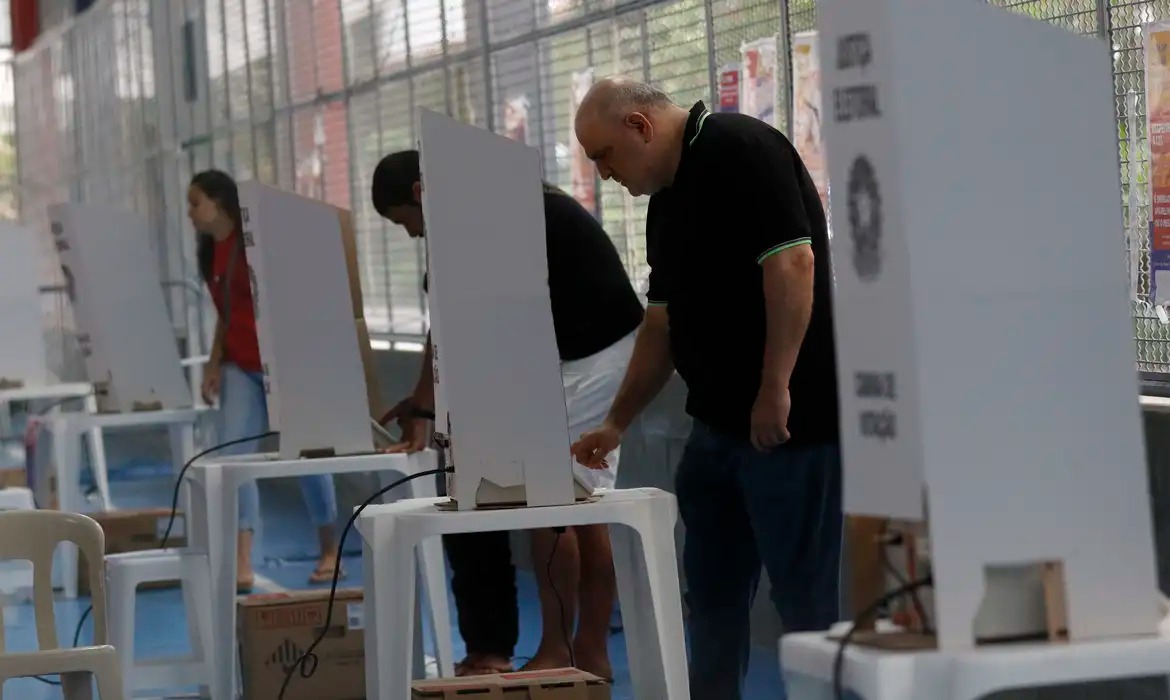 Eleitor que trabalha no domingo tem direito de votar