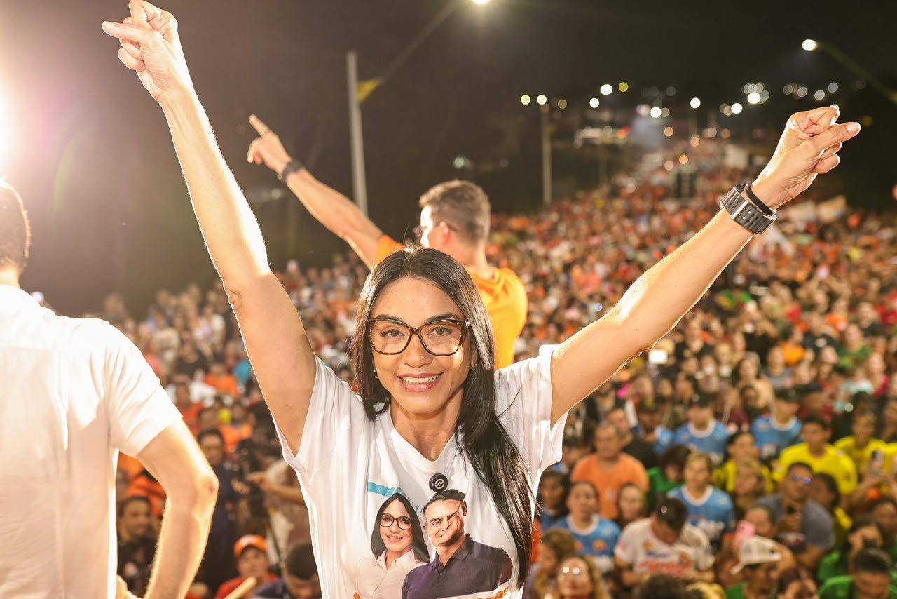 Shádia Fraxe fala em esperança e mudança durante Comício da Vitória